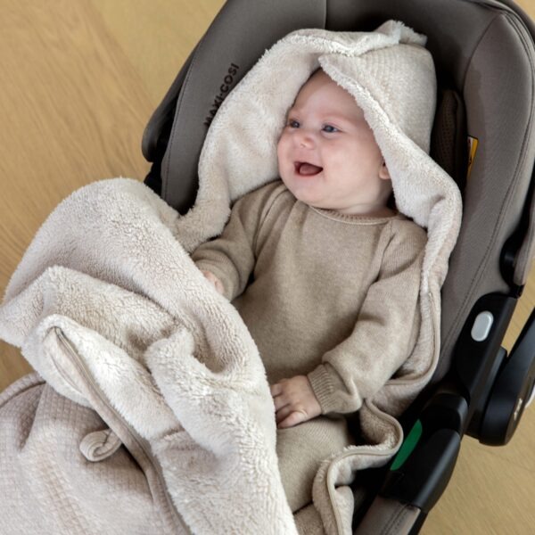 Bijlagedetails living-nature-op-stap-baby-cosy-collectie-voetenzak-maxi-cosi-doorstikte-stof-losange-beige-camel-teddy