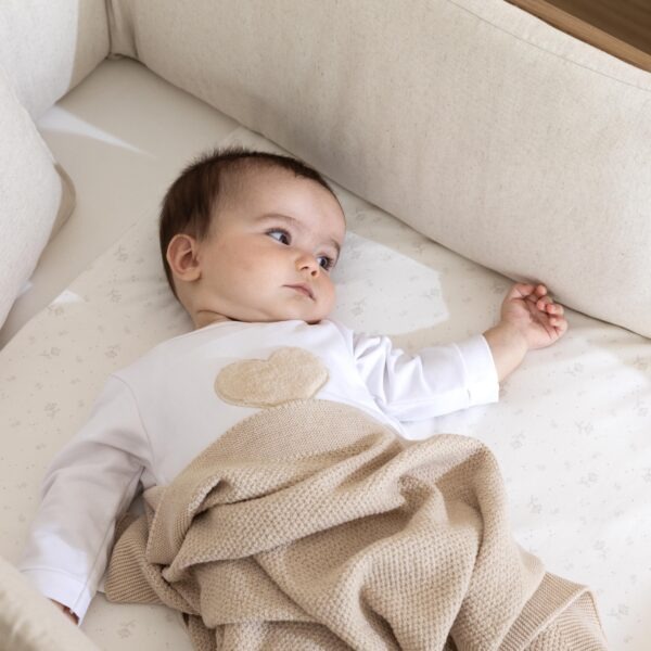 living-nature-babykledij-babypakjes-estelle-jersey-teddy-hart-wit-beige-ecru-bed-linnen collectie-deken-doortje-donsovertrek-print