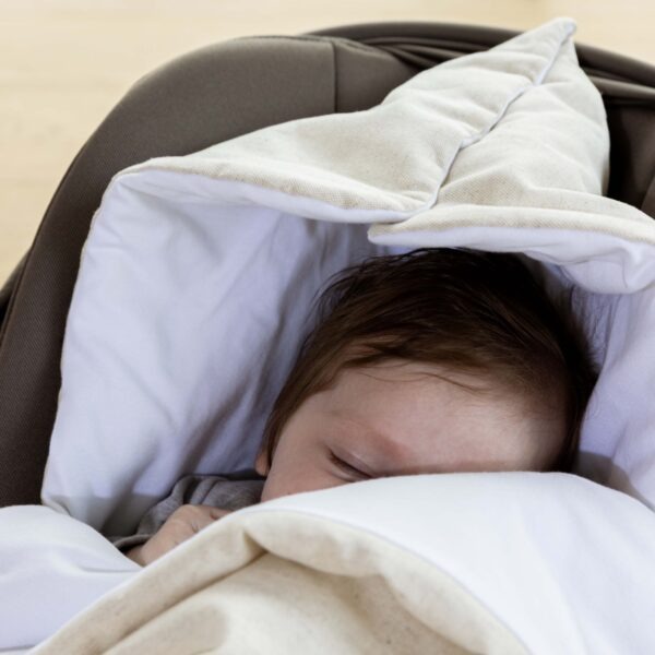 living-nature-op stap-baby-linnen collectie-voetenzak-maxi cosi-wit-beige