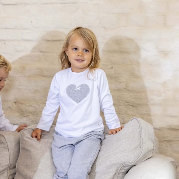 living-nature-babykledij-pyjama-tweedelig-meisjes-colette-wit-grijs-hart