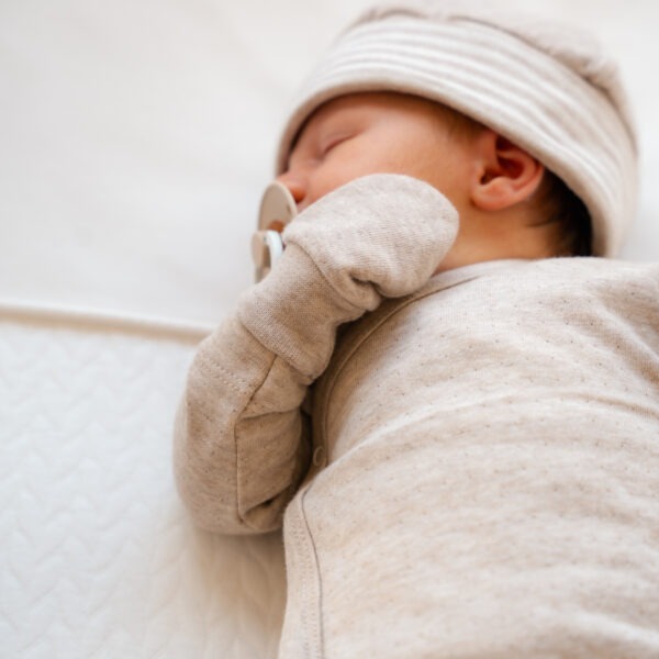 living-nature-baby-babykledij-babypakje-lou-2delig-ln2611-krabwantjes-muts-lio-lm2601-beige-gestreept